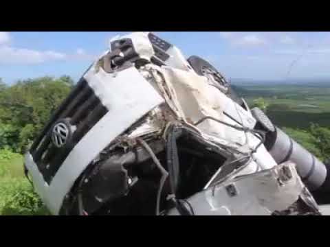 População pega carga de leite condessado de carreta que tombou na Serra de Teixeira. Veja as imagens