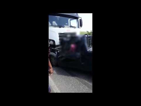 Grave acidente entre uma caminhonete e um caminhão