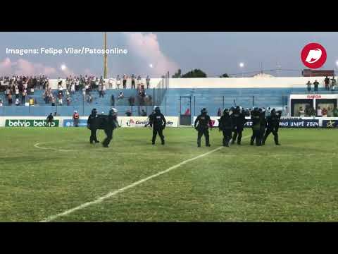 Torcida organizada do Sousa invade gramado do JC durante partida contra o Nacional de Patos