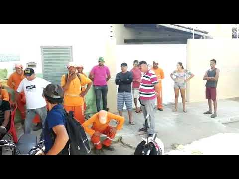 Trabalhadores da limpeza saem as ruas e cobram da Prefeitura de Patos pagamento de seus salários