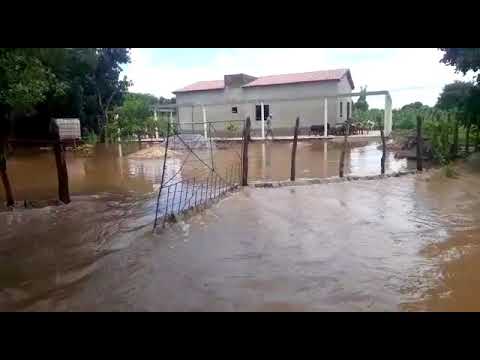 Açude transborda e forte correnteza deixa moradores ilhados no Sertão