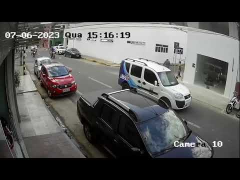 Câmeras de segurança flagram homem furtando bolsa contendo celular e objetos pessoais de trabalhador