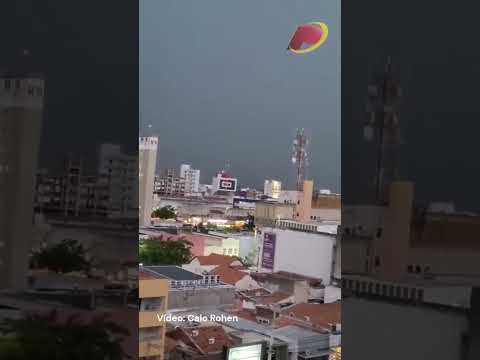 Chuva acompanhada de raios e vento forte atinge região de Patos no final da tarde desta sexta (23)