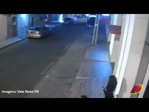 Carro vira após motorista bater em outro veículo que estava parado, no Centro de Piancó